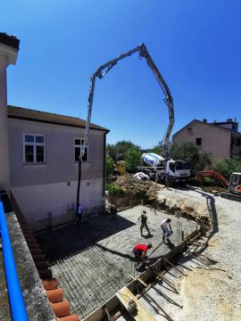 Prizidek OŠ Sečovlje z dvema učilnicama PRIČETEK GRADNJE